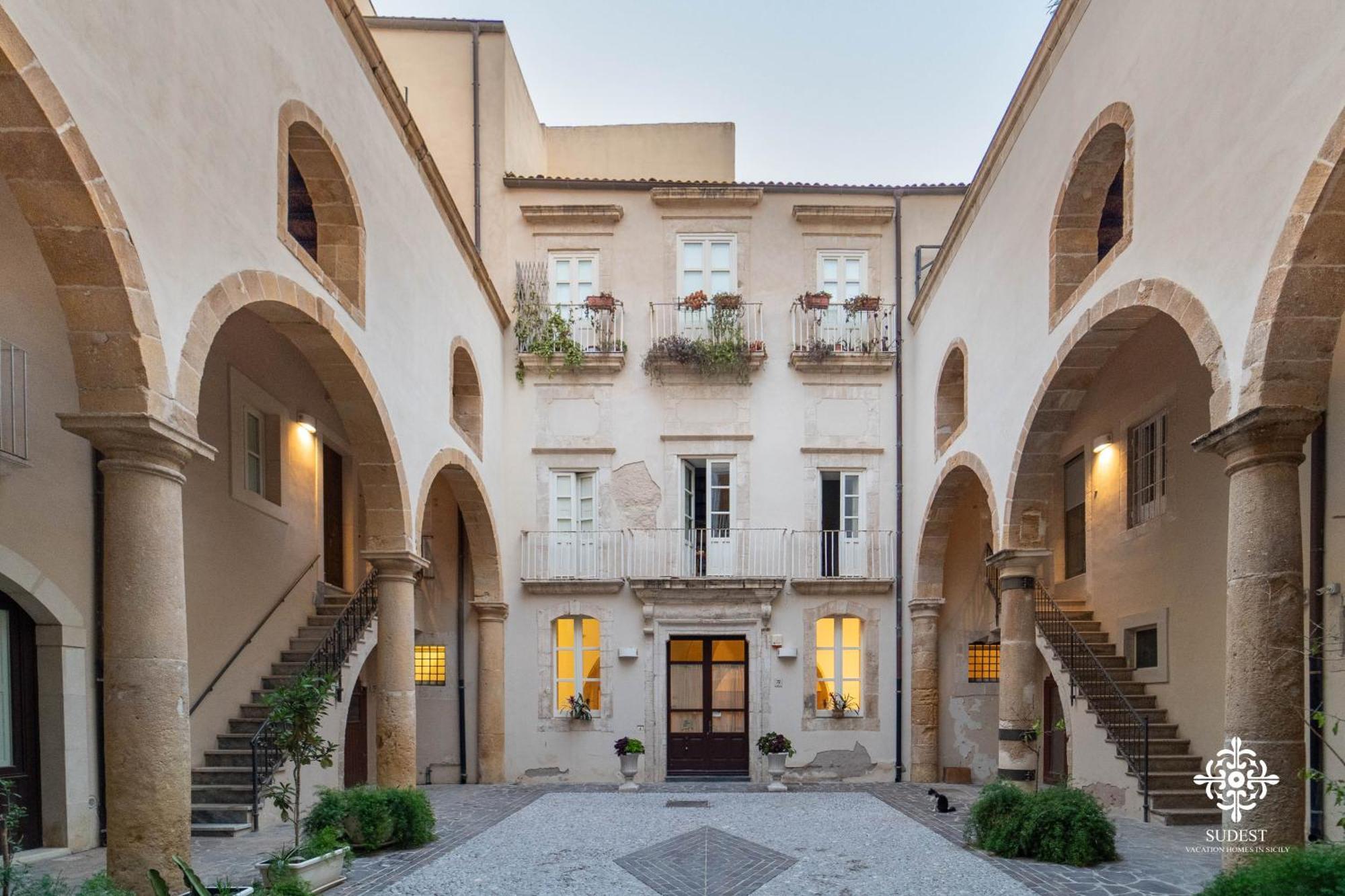 Residenza Dumah - Elegante Dimora In Centro Lejlighed Syracuse Eksteriør billede